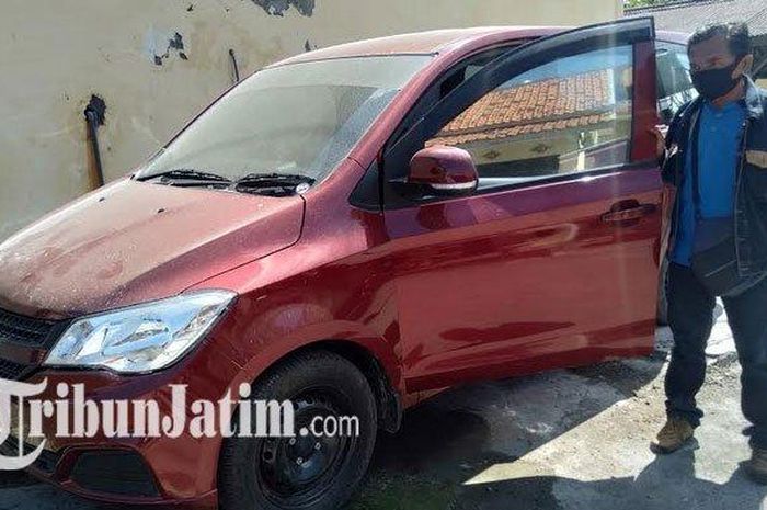Kendaraan milik Kepala Desa Nyeloh Kecamatan Kedungdung, SM terparkir di halaman belakang Mapolres Sampang, Madura, Kamis (18/6/2020). 