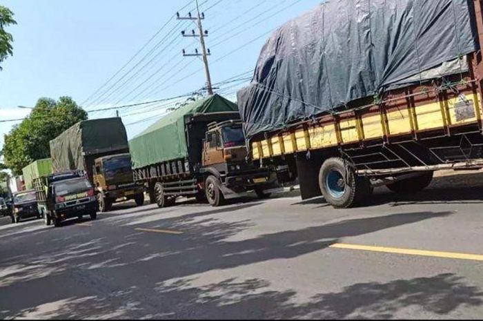 Ratusan supir truk logistik yang hendak menyeberang ke Bali melakukan aksi mogok dan memarkirkan truknya di Terminal Sri Tanjung Banyuwangi. 