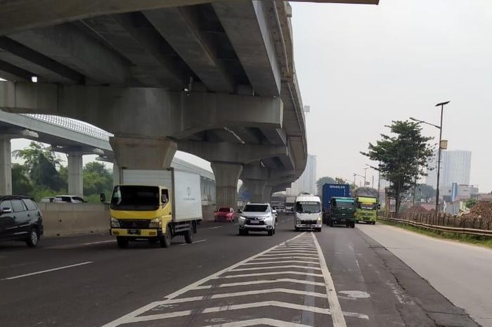Rekonstruksi Simpang Susun Cikunir, yakni jalur menuju Jakarta dengan panjang penanganan 145 meter