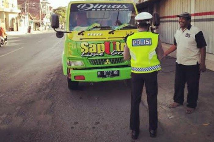 Satlantas Polres Sampang, Madura saat menindak tilang pengendara dump truk di Jalan Jamaludin Kecamatan/Kabupaten Sampang, Madura, Jumat (19/6/2020)