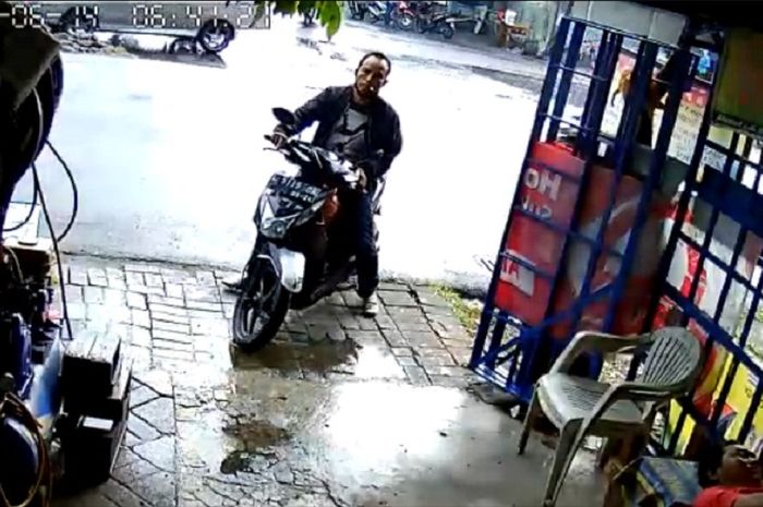 Tangkapan layar pelaku pencurian TV di Sebuah bengkel tambal ban di Jalan Sikatan, Manukan Wetan, Tandes, Surabaya 