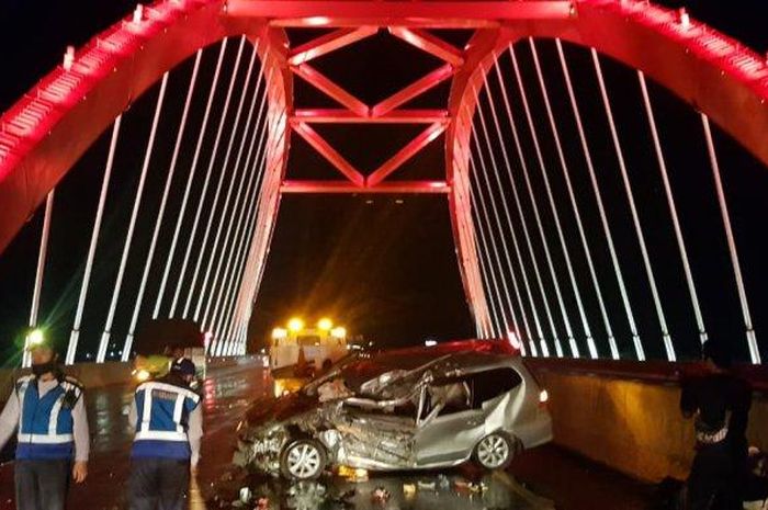 Evakuasi Nissan Grand Livina yang menerjang bak truk di atas jembatan Kalikuto, ruas tol Semarang-Batang