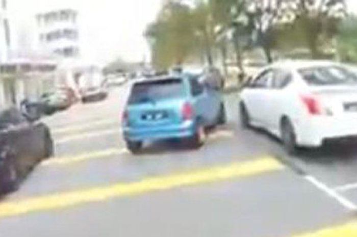 Sebuah video ini, melibatkan pengendara sepeda motor dengan mobil yang tiba-tiba mundur dari tempat parkiran dengan sendirinya, Rabu (17/6/2020) 
