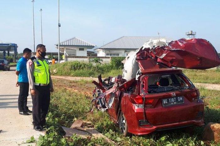 Kecelakaan lalu lintas terjadi di Jalan Tol Trans Sumatera (JTTS) Sabtu (20/6/2020) tepatnya di KM 82+000 Jalur B Ruas Tol Bakauheni-Terbanggi Besar. Kondisi minibus yang ringsek akibat lakalantas di JTTS. 