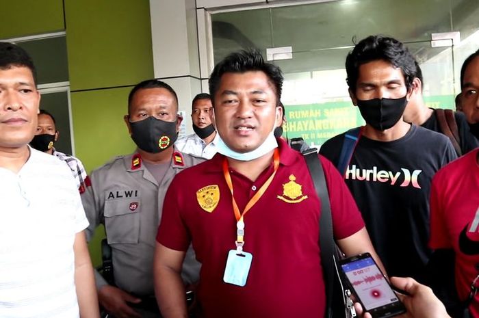 Tangkapan layar rekaman video wawancara yang diterima pada Jumat (19/6/2020) siang, Kanit Reskrim Polseki Deli Tua, IPTU Immanuel Ginting mengatakan, dua pelaku bernama Ari Gomok (36) dan Popi Andreas Sembiring (21), keduanya warga Medan Tuntungan. Kedua pelaku melarikan sepeda motor korban setelah menusuk dada korban dengan sentgara tajam. Saat itu, korban terjatuh karena menghindari lubang.