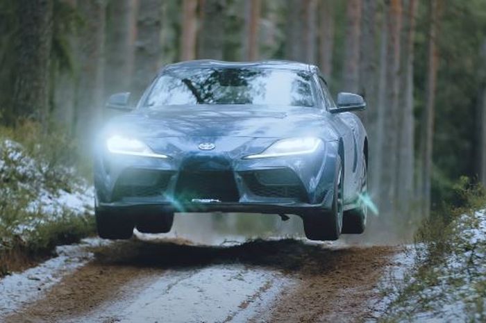 Toyota GR Supra ngebut di gravel