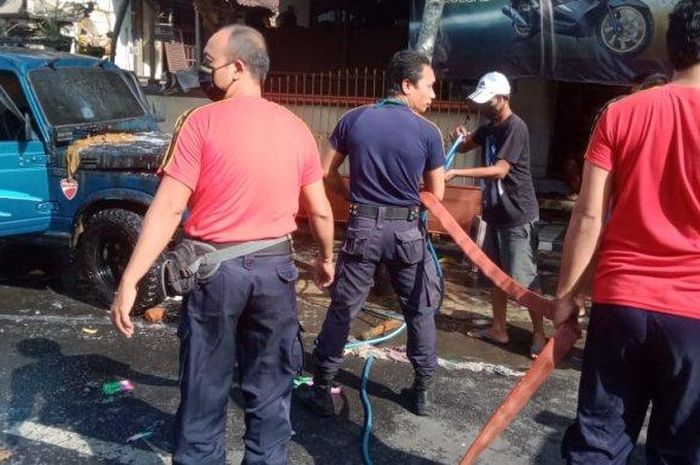 Proses pemadaman api pada kap mesin Suzuki Katana di Banjar Bongan Gede, Desa Bongan, Sabtu (20/06/2020)