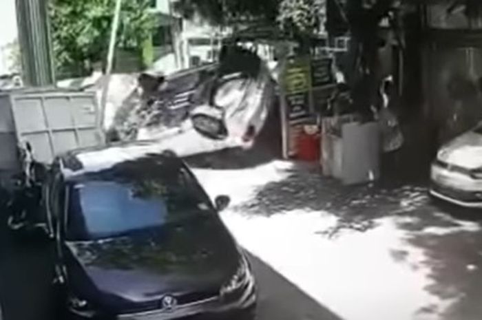  Video Detik-detik Volkswagen Polo Terbalik di Halaman Dealer Usai Seremonial Serah Terima