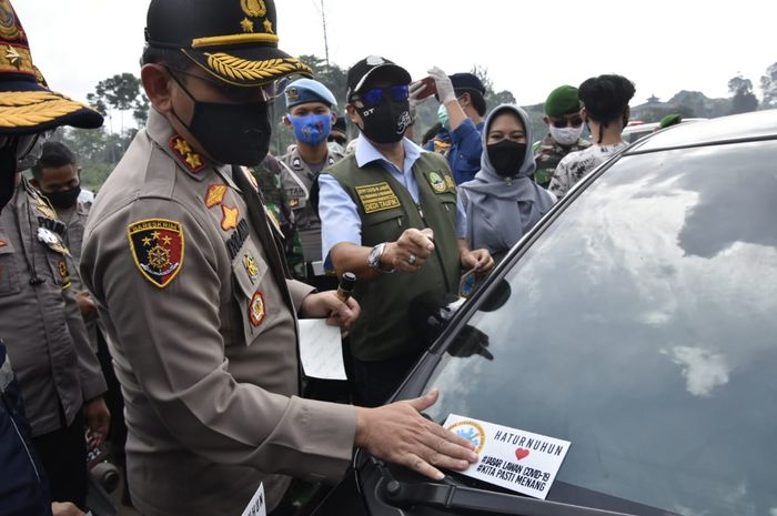 Pemerintah Provinsi Jawa Barat menggelar rapid test massal terhadap pengendara mobil
