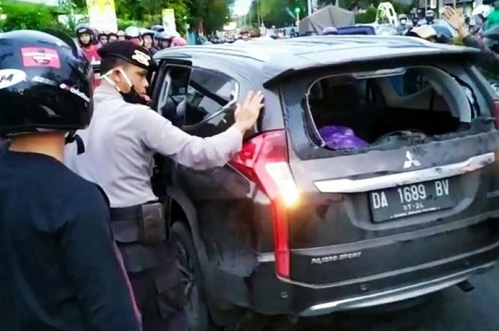 Mobil Mitsubishi Pajero Sport diamuk warga di Jalan S Parman Banjarmasin, Kalsel, Sabtu (20/6/2020).(KOMPAS.com/ANDI MUHAMMAD HASWAR)