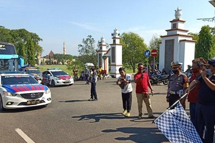 Bupati Pekalongan Asip Kholbihi saat melepas konvoi puluhan bus di Alun-alun Kajen.