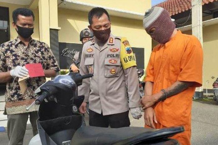 Jajaran Polres Kebumen bekuk residivis motor yang telah tiga kali keluar masuk penjara. Selain tersangka polisi juga menyita unit sepeda motor. 