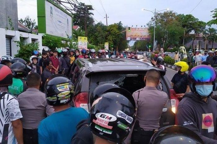 Mitsubishi Pajero Sport dikejar massa karena kabur usai tabrak motor di Banjarmasin
