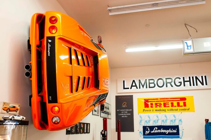 Lamborghini Diablo VT dipajang di dinding