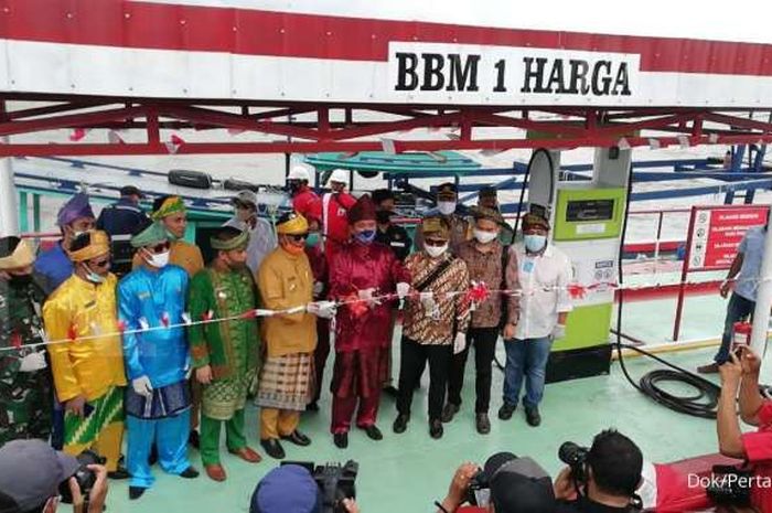 Pertamina merealisasikan program BBM Satu Harga melalui peresmian SPBU di Kayong Utara, Pulau Maya, Kalimantan Barat.