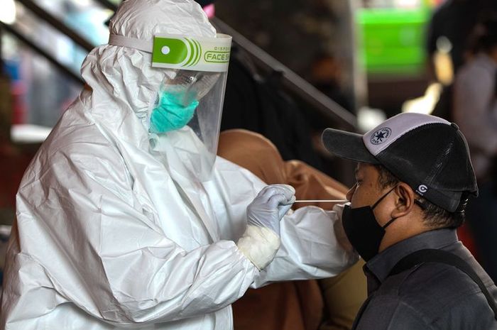 ILUSTRASI tes swab. (dalam foto: Petugas medis Dinas Kesehatan Kota Bogor melakukan swab test Covid-19 di Pasar Bogor, Selasa (12/5/2020). 