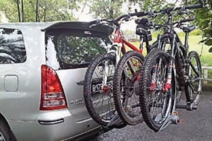 Penggunaan towing ditambah bicycle rack untuk mengangkut sepeda.