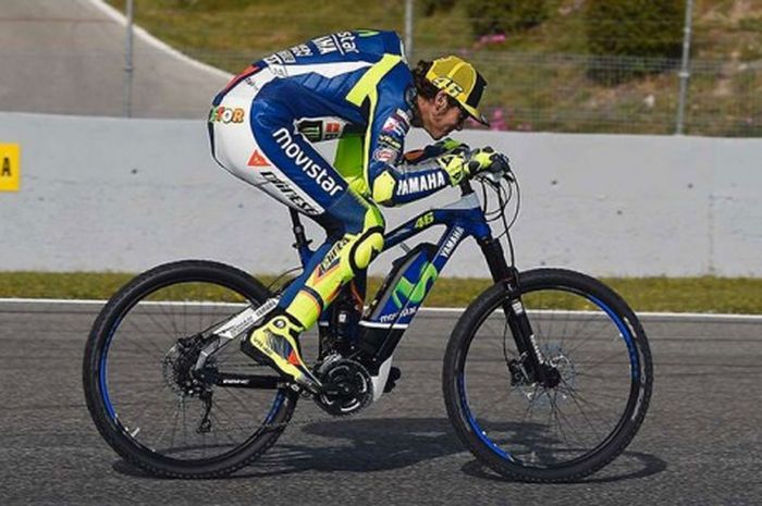 Valentino Rossi menjajal Haibike SDURO E-bikes