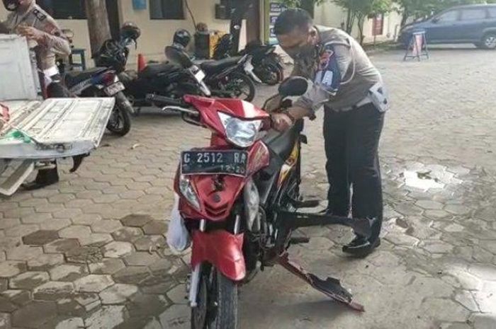 Yamaha Jupiter MX yang menabrak pohon di Jl Gajah Mada kota Pekalongan