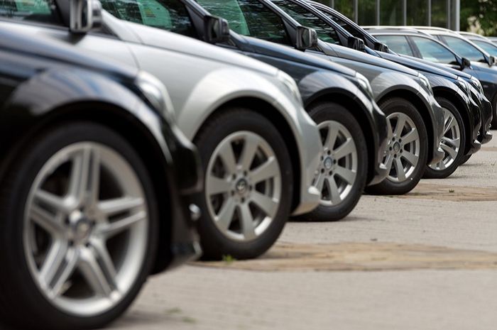 Ilustrasi deretan mobil.