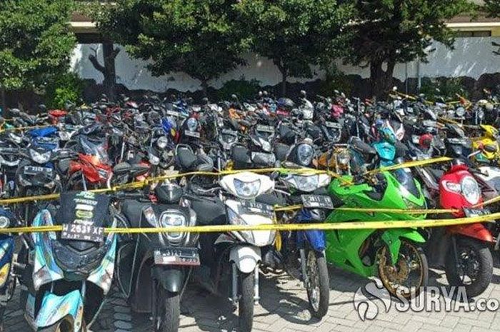 Mulai Yamaha NMAX, Kawasaki Ninja, Honda Tiger dan ratusan motor lainnya terparkir di Polresta Sidoarjo