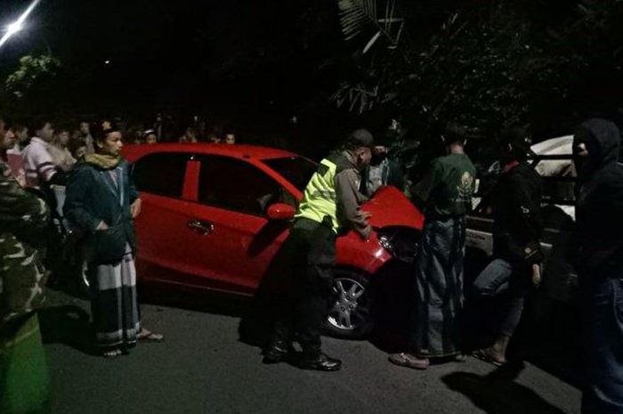 Polisi dan warga berkerumun di lokasi kecelakaan Honda Brio VS Pikap di Purbalingga 