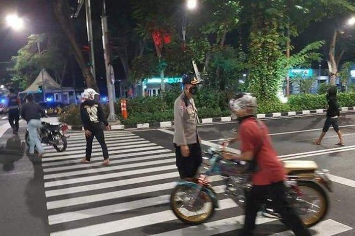 Anggota Polrestabes Surabaya amankan sejumlah kendaraan berknalpot brong di kawasan Jalan Raya Darmo, Wonokromo, Surabaya.