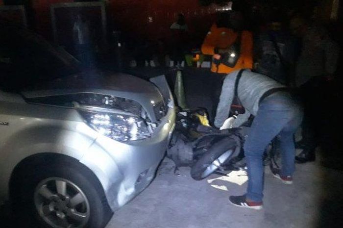 Daihatsu Terios seruduk antrean motor di SPBU Baron kota Solo, Jawa Tengah