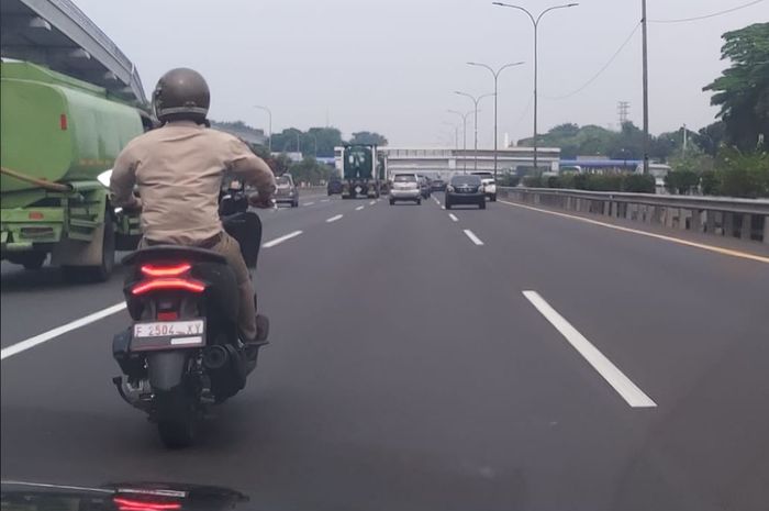 Honda PCX 150 santuy dikuntit Mercy Boxer, lokasi jadi omongan karena di tol Jagorawi