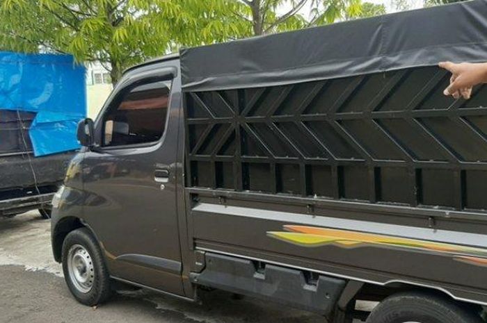 Dua pikap berisi BBM oplosan yang diamankan di Mapolres Pidie, Senin (22/6/2020). 