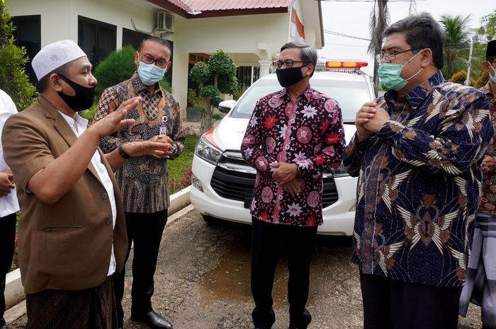 Toyota Berbagi, diserahkan 1 unit Kijang Innova ambulance, 2.250 face mask, hand sanitizer, dan paket bahan pokok kepada Pondok Pesantren An Nawawi Tanara, Banten