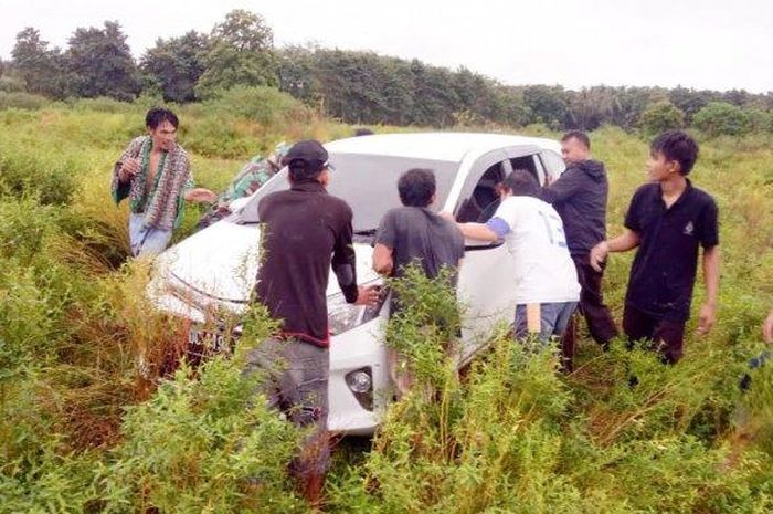 Toyota Calya yang ditinggal kabur pengemudi karena gagal melakukan aksi pemerkosaan setelah korban wanita lari sambil minta tolong
