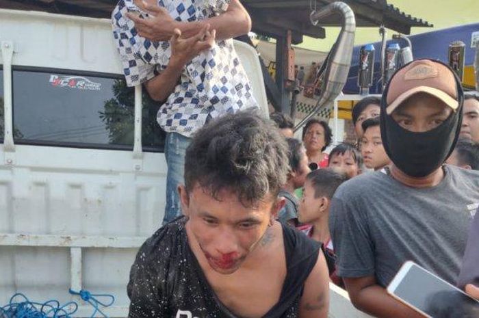 Tersangka penjambretan tertangkap dan dihakimi massa di Banyu Urip Surabaya, Selasa (23/6/2020) 