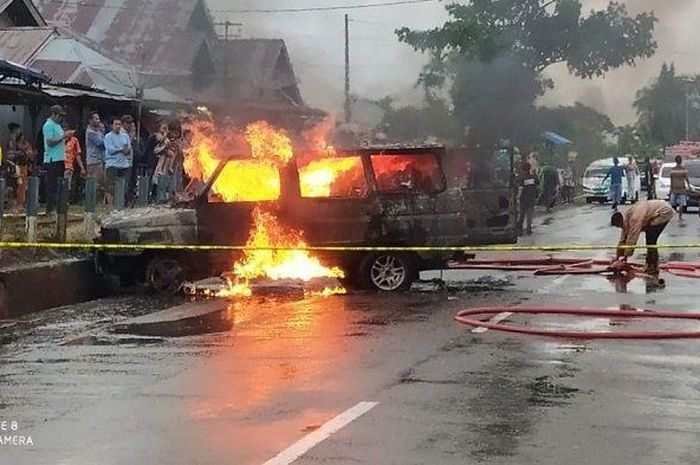 Mobil Toyota Kijang terbakar di depan SPBU Lubuk Alung, Sumbar, Minggu (21/6/2020). 