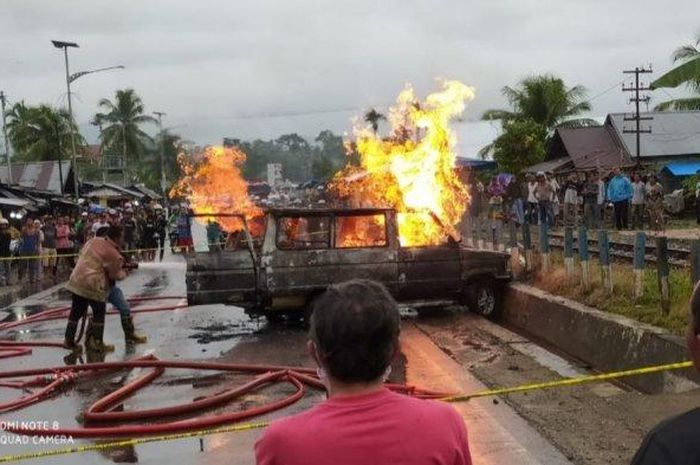 Toyota Kijang Super terbakar di depan SPBU Lubuk Alung, Sumbar, Minggu (21/6/2020)