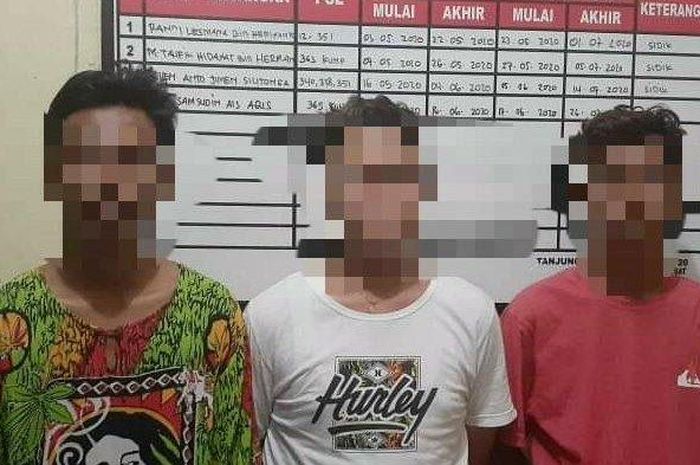  Tiga remaja yang diamankan Polsek Tanjungpinang Barat. Ketiganya diduga melakukan tindak pemerasan. Polisi menyerahkan kasus ketiganya ke KPPAD Kepri agar dibina  