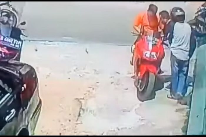 Tangkapan layar CCTV memperlihatkan dua rampok tengah menjalankan modusnya pada korban yang merupakan pemilik Kawasaki Ninja 250.