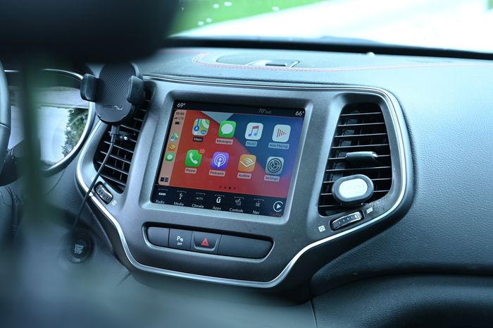 Ilustrasi Apple CarPlay pada mobil