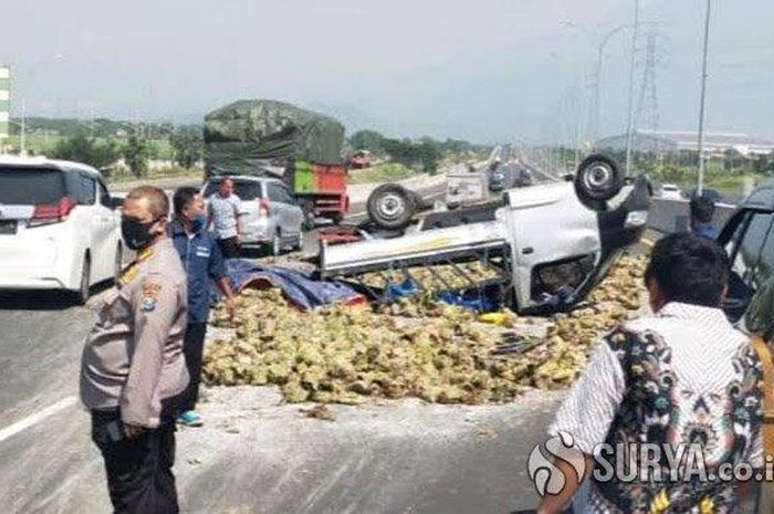 Daihatsu Gran Max terbalik di tol Sidoarjo-Porong, ban pecah bikin ikan segar tumpah