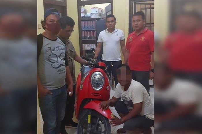 Barang bukti Honda Scoopy dan tersangka aksi curanmor