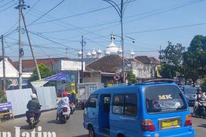 Akses jalan menuju Jembatan Kedungkandang Kota Malang ditutup, Selasa (23/6/2020). 