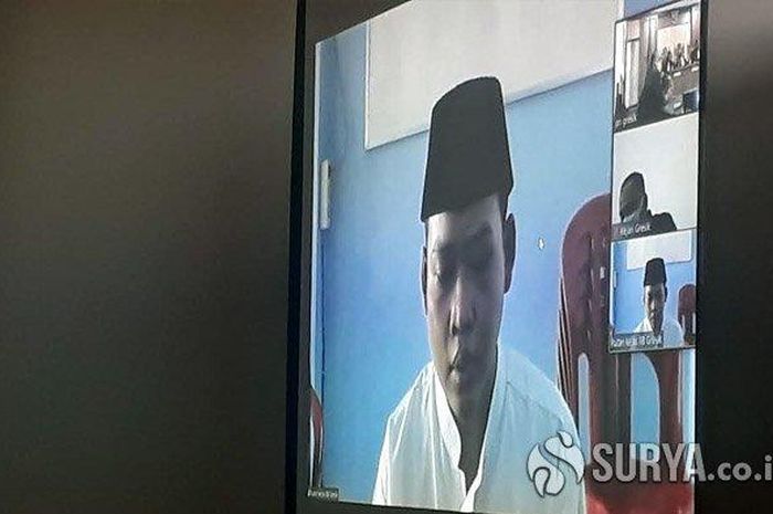 Terdakwa penculikan anak di Gresik, Ach Muzakki Maulana hanya terdiam saat sidang virtual dengan agenda tuntutan, Selasa (23/6/2020). 