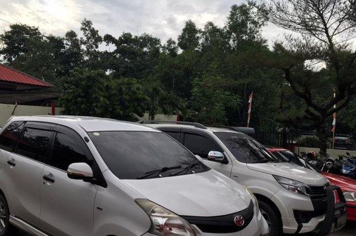 Barang bukti Toyota Avanza, Rush dan Honda Civic Ferio kasus penggelapan mobil rental