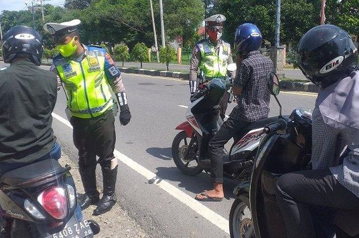 Anggota Satlantas Polres Bireuen menggelar razia rutin di ruas jalan nasional kawasan Cot Gapu Bireuen, Rabu (24/06/2020).