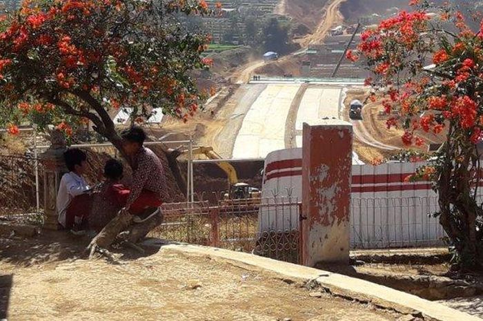 SD Negeri Cijolang di Tanjungsari, kabupaten Sumedang dirobohkan untuk tol Cisumdawu