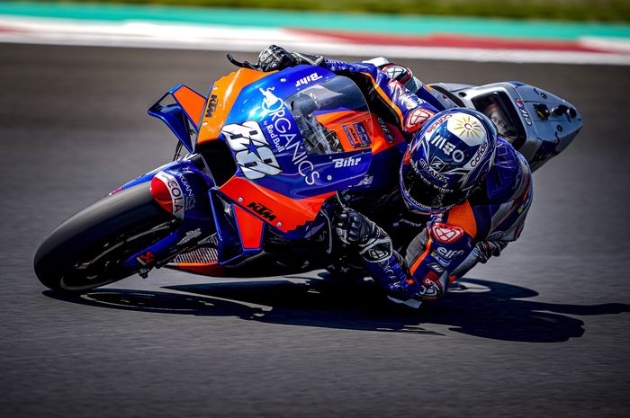 Miguel Oliveira menunggangi KTM RC16 untuk memenangkan podium satu MotoGP pertamanya