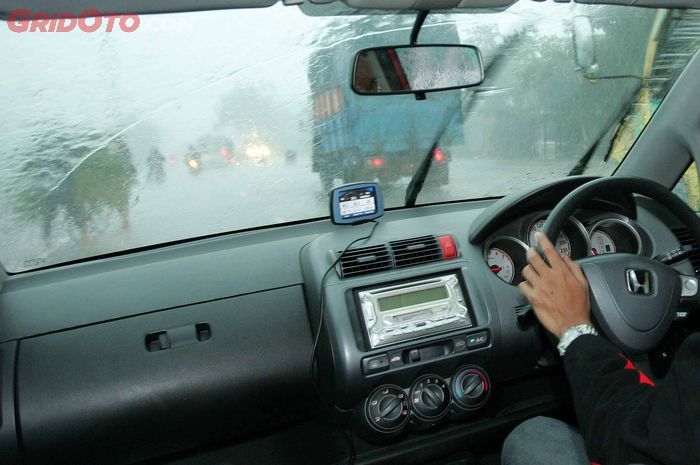 Ilustrasi mengemudi saat hujan deras 