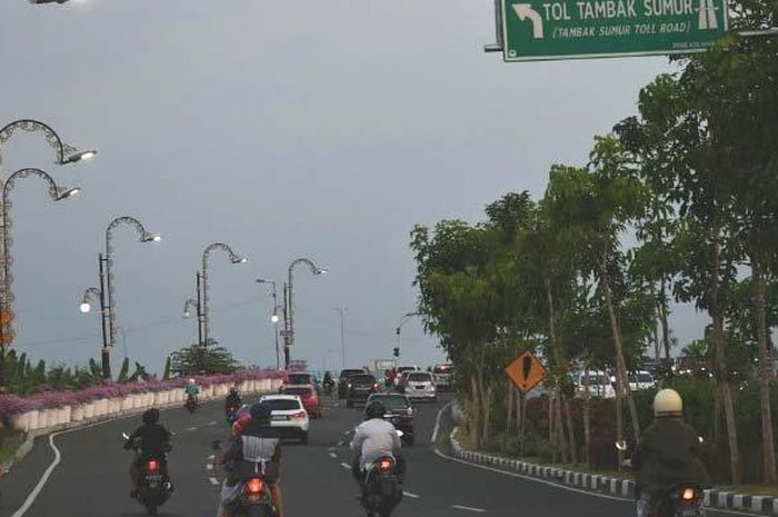Sejumlah pengendara melintas di Jalan Soekarno Hatta (MERR) Surabaya, Rabu (24/6/2020).