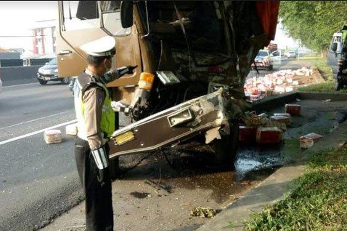 Kondisi truk muat mi instan yang terlibat tabrakan di Tol Waru, Kamis (25/6/2020).  