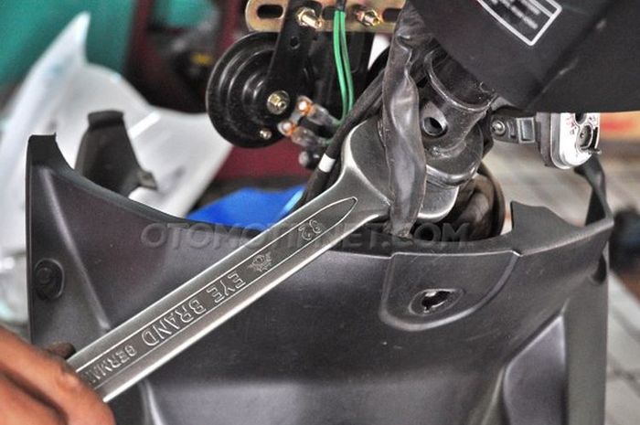 Ilustrasi stel komstir motor